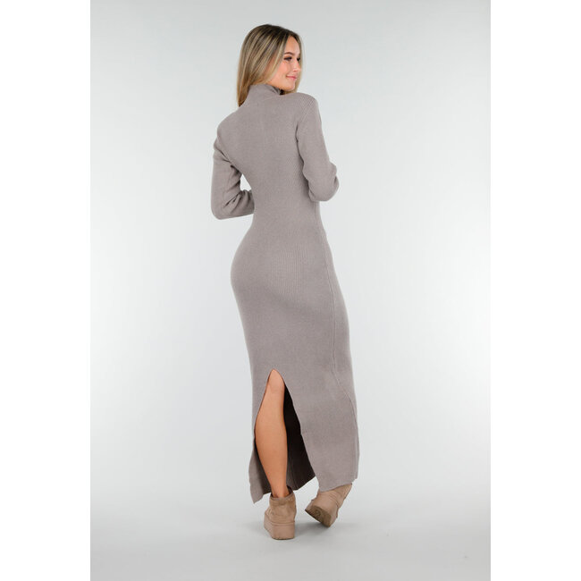 Taupefarbenes langes Strickkleid mit hohem Kragen, Schulterpolstern und Schlitz hinten