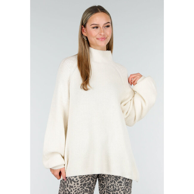 Cremefarbener Strickpullover mit hohem Kragen und langen Ärmeln