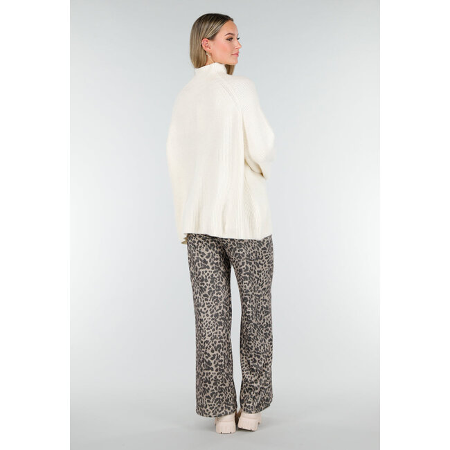 Cremefarbener Strickpullover mit hohem Kragen und langen Ärmeln