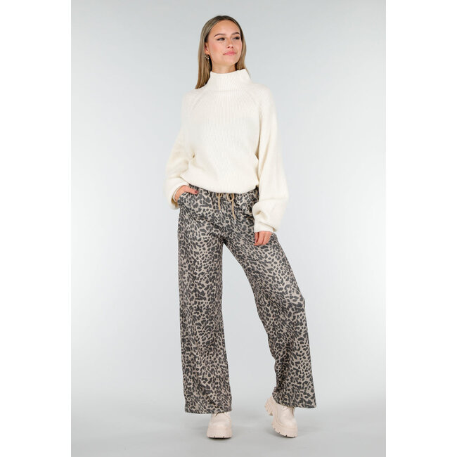 Cremefarbener Strickpullover mit hohem Kragen und langen Ärmeln