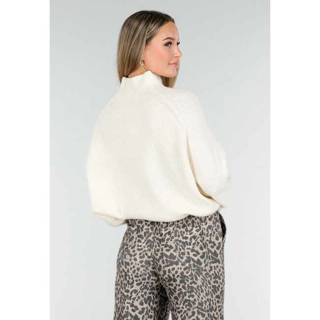 Cremefarbener Strickpullover mit hohem Kragen und langen Ärmeln