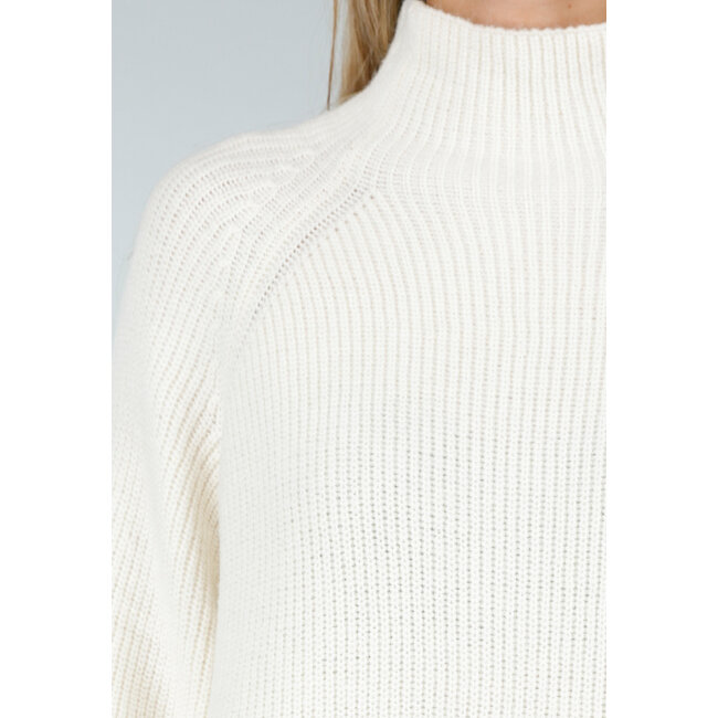 Cremefarbener Strickpullover mit hohem Kragen und langen Ärmeln