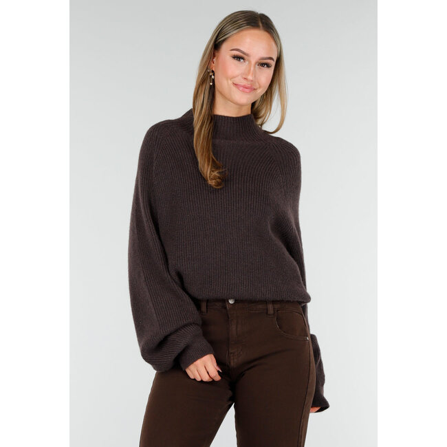 Dunkelbrauner Strickpullover mit hohem Kragen und Oversize-Passform