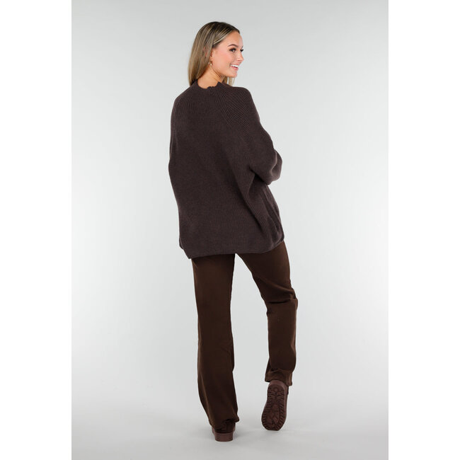 Dunkelbrauner Strickpullover mit hohem Kragen und Oversize-Passform