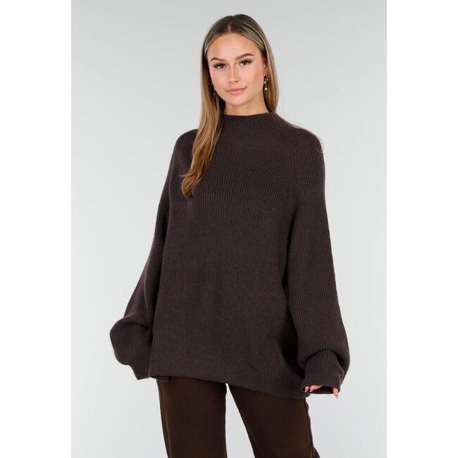 Dunkelbrauner Strickpullover mit hohem Kragen und Oversize-Passform