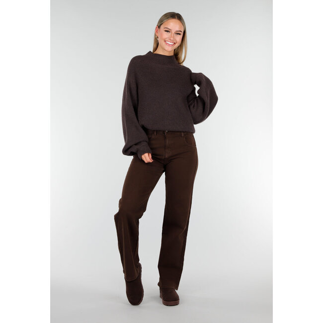 Dunkelbrauner Strickpullover mit hohem Kragen und Oversize-Passform