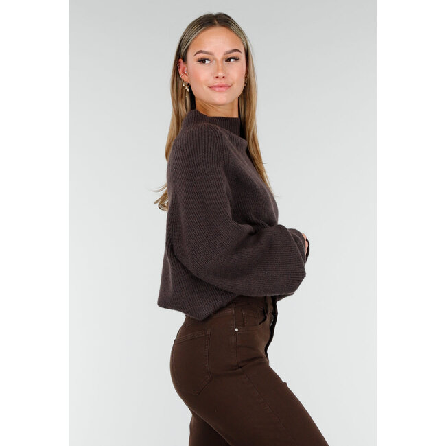 Dunkelbrauner Strickpullover mit hohem Kragen und Oversize-Passform