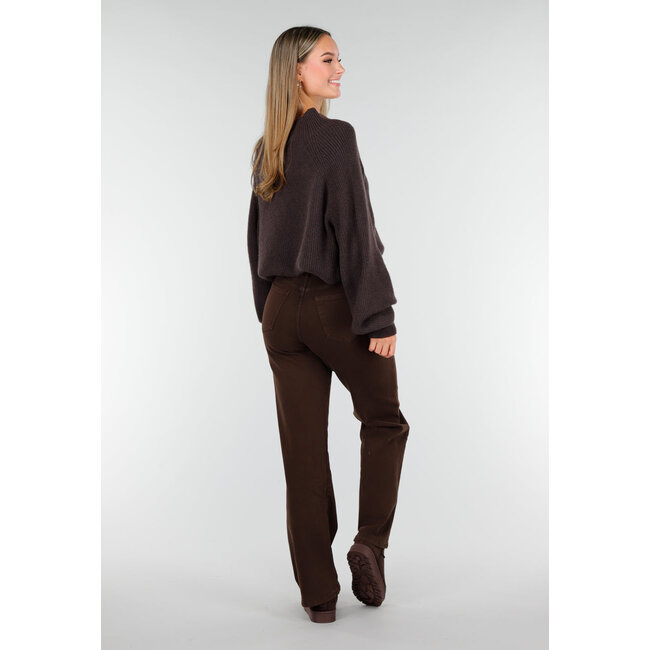 Dunkelbrauner Strickpullover mit hohem Kragen und Oversize-Passform