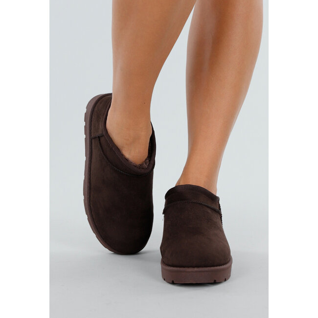 Braune Slipper mit Wildlederoptik und stabiler Sohle