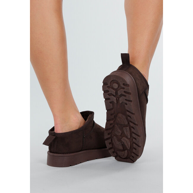 Braune Slipper mit Wildlederoptik und stabiler Sohle