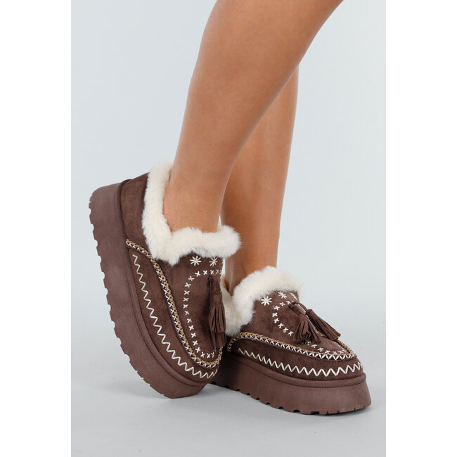 Braune Slipper mit Kunstfell und weißer Stickerei