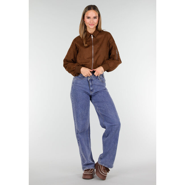 Braune Slipper mit Kunstfell und weißer Stickerei