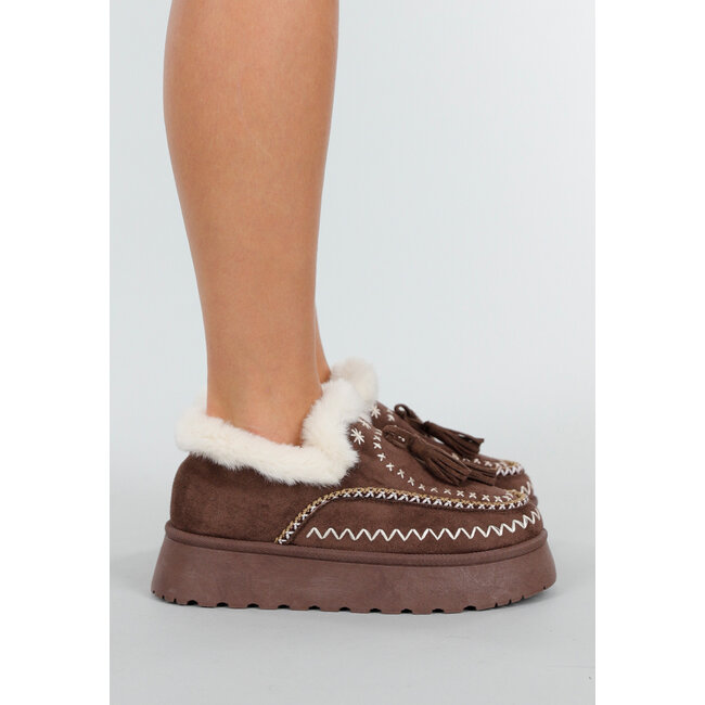 Braune Slipper mit Kunstfell und weißer Stickerei