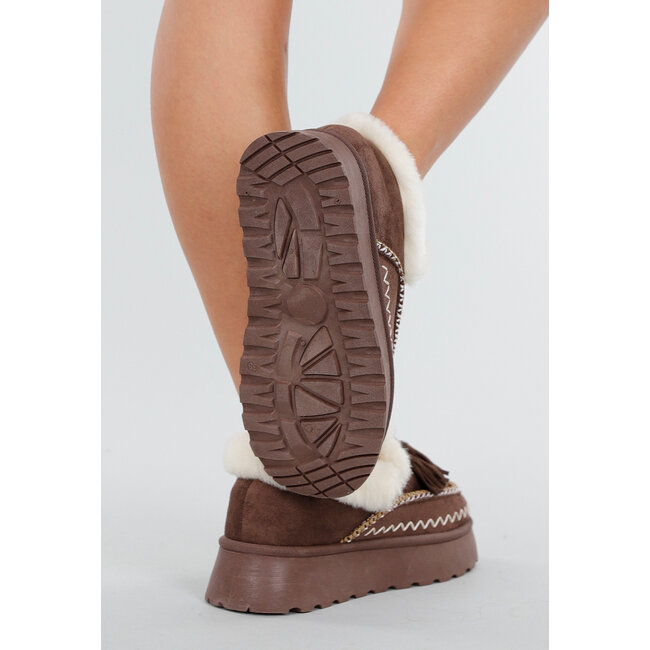 Braune Slipper mit Kunstfell und weißer Stickerei