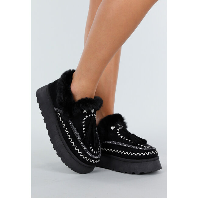 Schwarze Slipper mit Kunstfell und weißer Stickerei