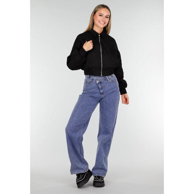 Schwarze Slipper mit Kunstfell und weißer Stickerei