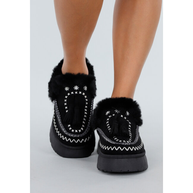 Schwarze Slipper mit Kunstfell und weißer Stickerei