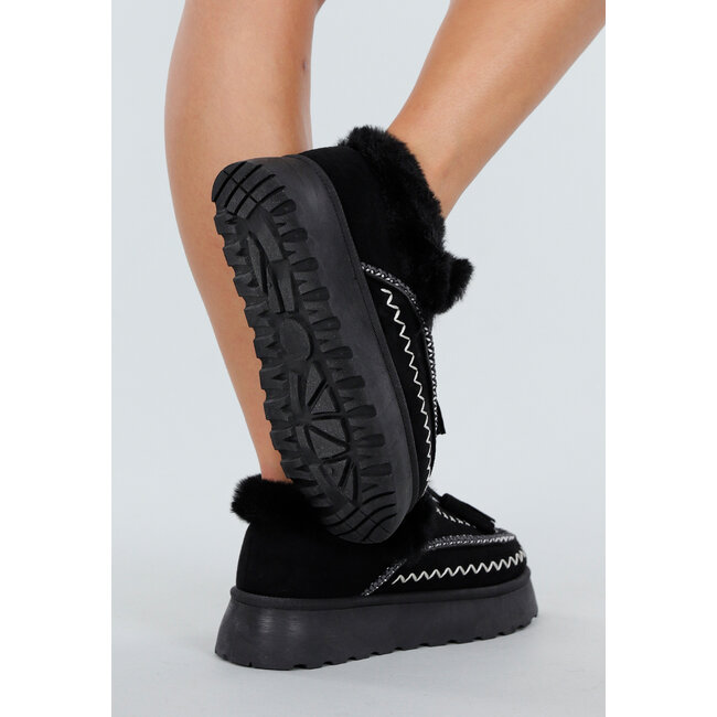 Schwarze Slipper mit Kunstfell und weißer Stickerei