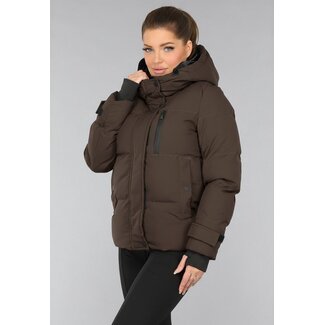 Kurzer brauner Wintermantel mit Kapuze