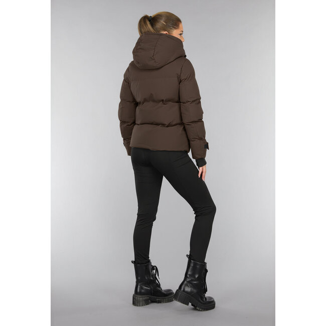 Kurzer brauner Wintermantel mit Kapuze