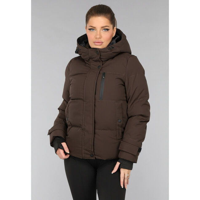 Kurzer brauner Wintermantel mit Kapuze