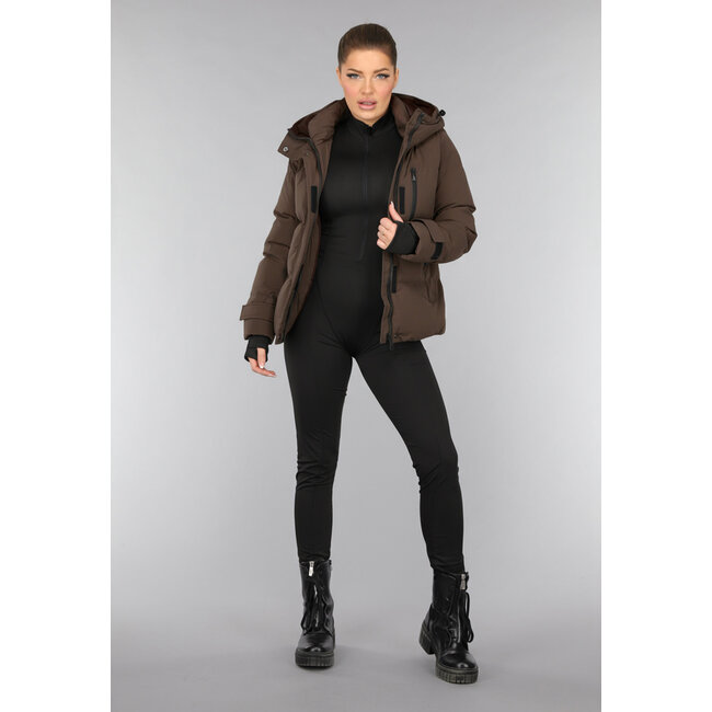 Kurzer brauner Wintermantel mit Kapuze