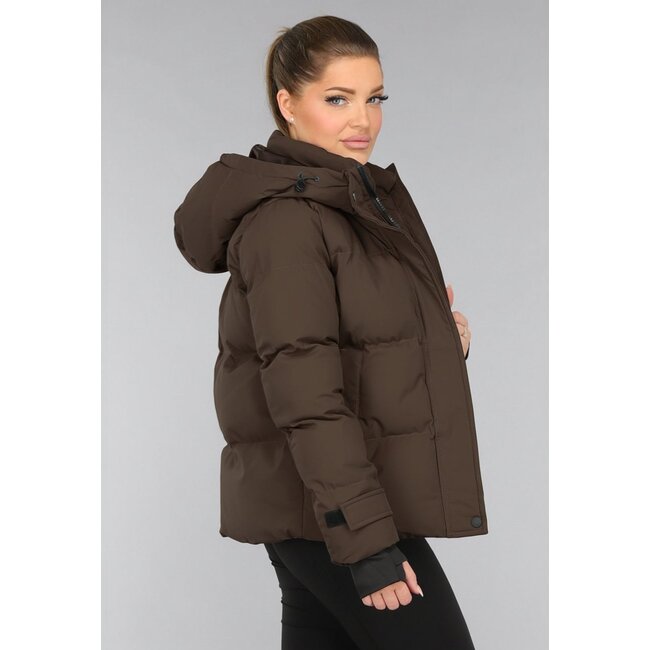 Kurzer brauner Wintermantel mit Kapuze