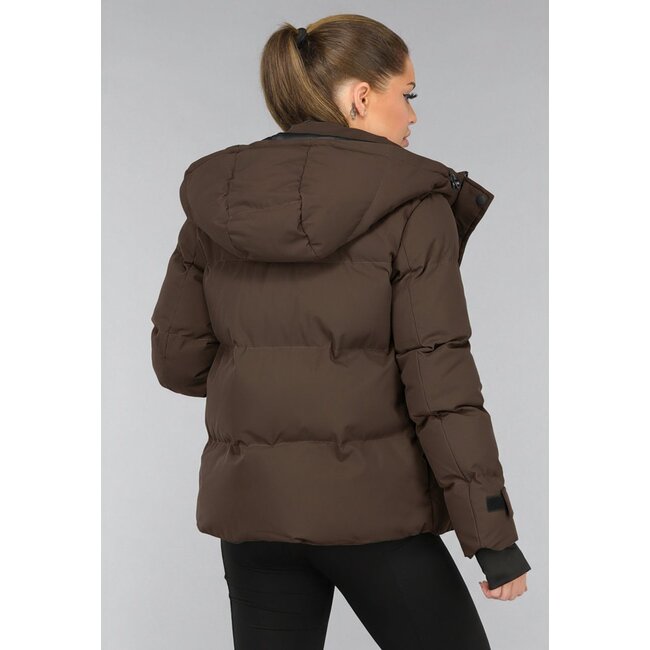 Kurzer brauner Wintermantel mit Kapuze