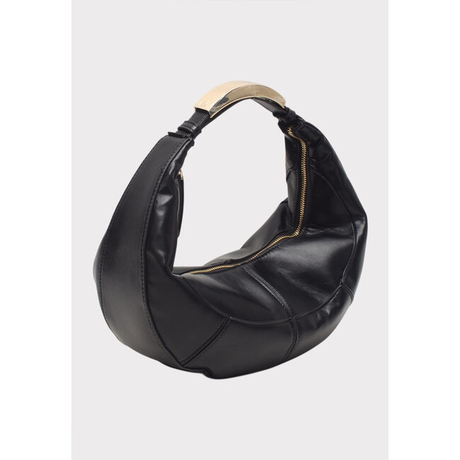 Handtasche in Lederoptik mit geschwungener Silhouette und Metallgriff