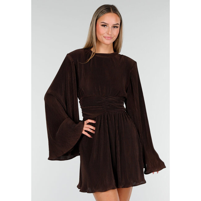 Braunes Plisseekleid mit hohem Kragen und geraffter Taille