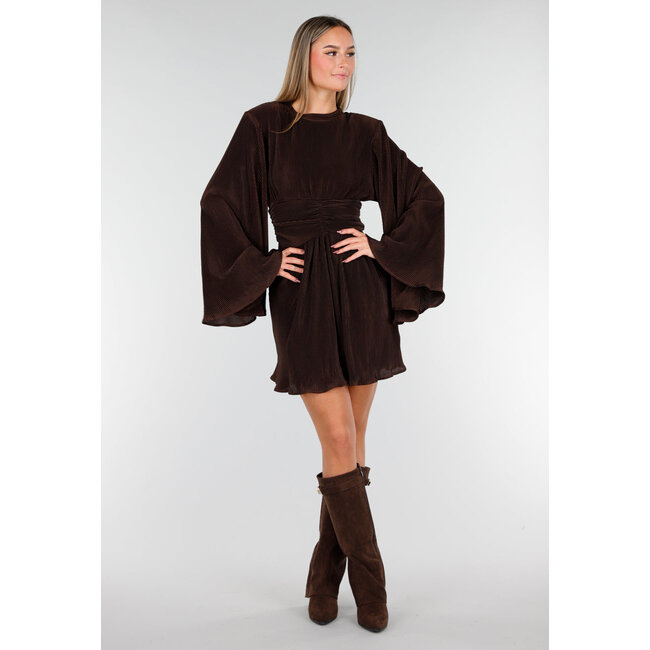 Braunes Plisseekleid mit hohem Kragen und geraffter Taille