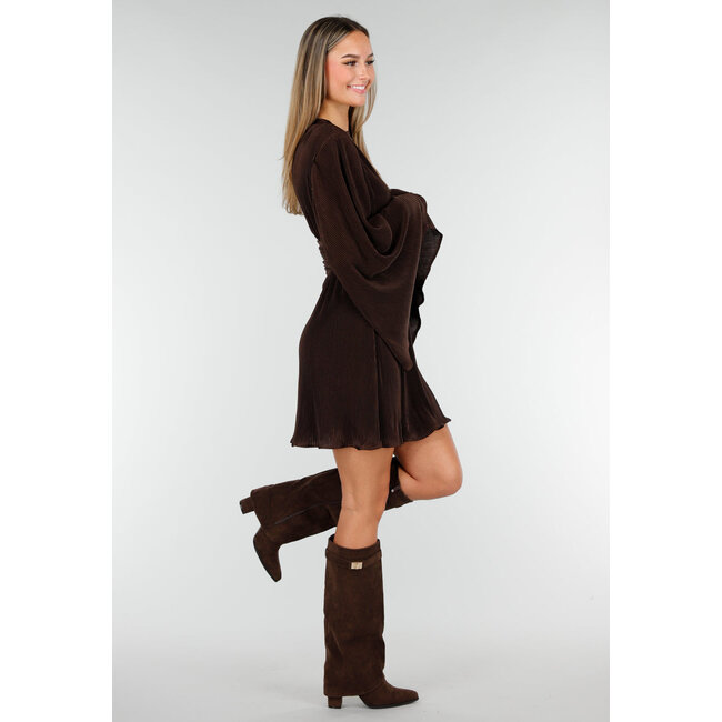 Braunes Plisseekleid mit hohem Kragen und geraffter Taille