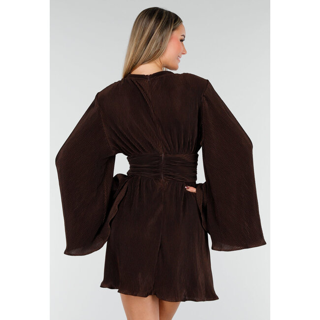 Braunes Plisseekleid mit hohem Kragen und geraffter Taille