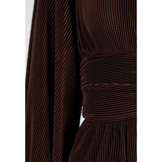 Braunes Plisseekleid mit hohem Kragen und geraffter Taille