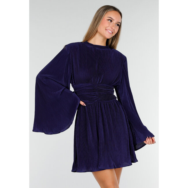 Navyblaues Kleid mit Plissee und Rüschen an der Taille