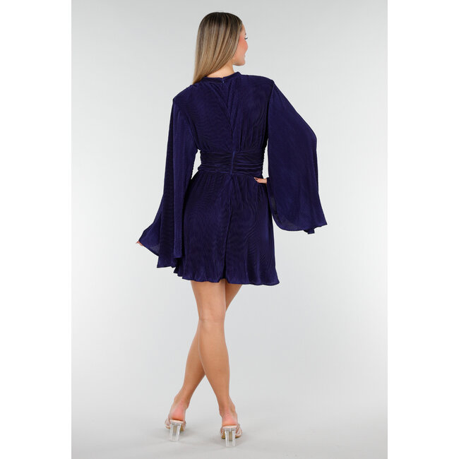 Navyblaues Kleid mit Plissee und Rüschen an der Taille