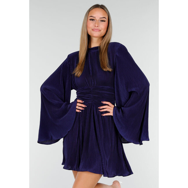 Navyblaues Kleid mit Plissee und Rüschen an der Taille