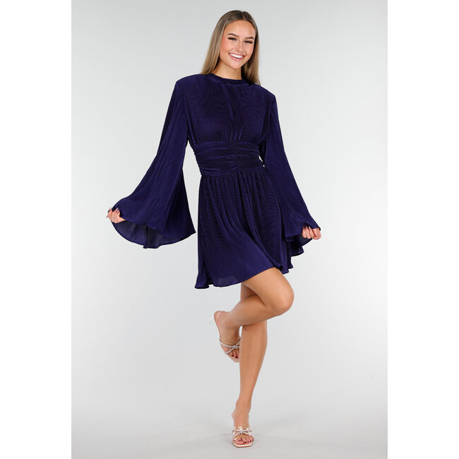 Navyblaues Kleid mit Plissee und Rüschen an der Taille