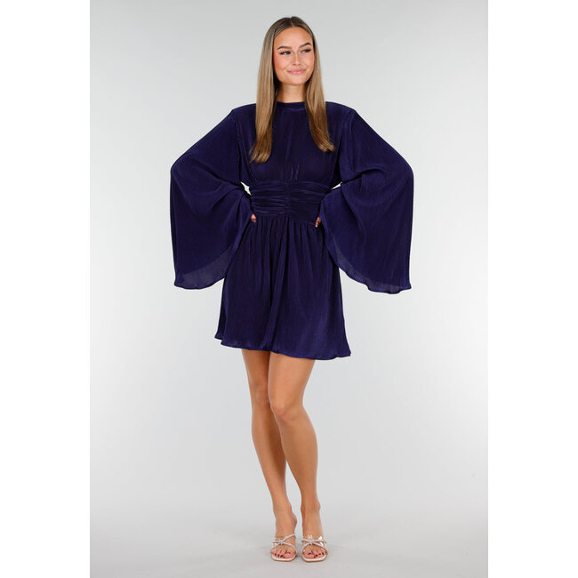 Navyblaues Kleid mit Plissee und Rüschen an der Taille