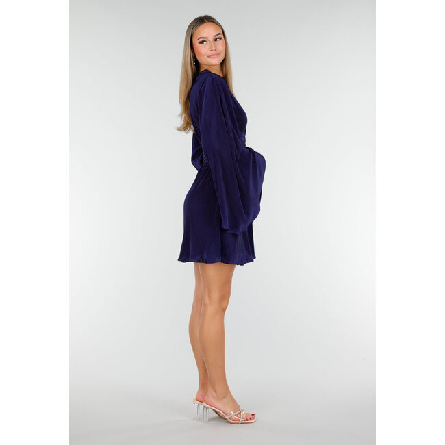 Navyblaues Kleid mit Plissee und Rüschen an der Taille