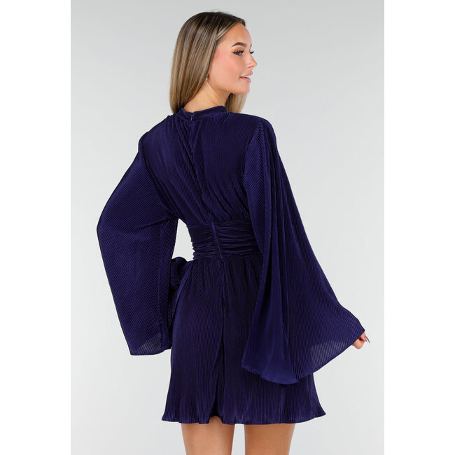 Navyblaues Kleid mit Plissee und Rüschen an der Taille