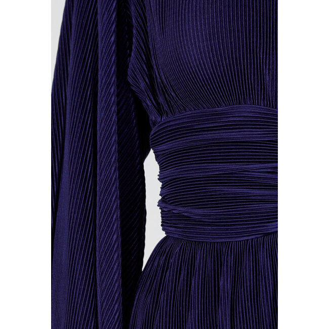 Navyblaues Kleid mit Plissee und Rüschen an der Taille