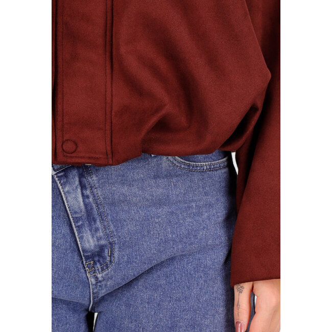 Burgunderfarbener Mantel im Wildleder-Look mit Stehkragen und lockerer Passform