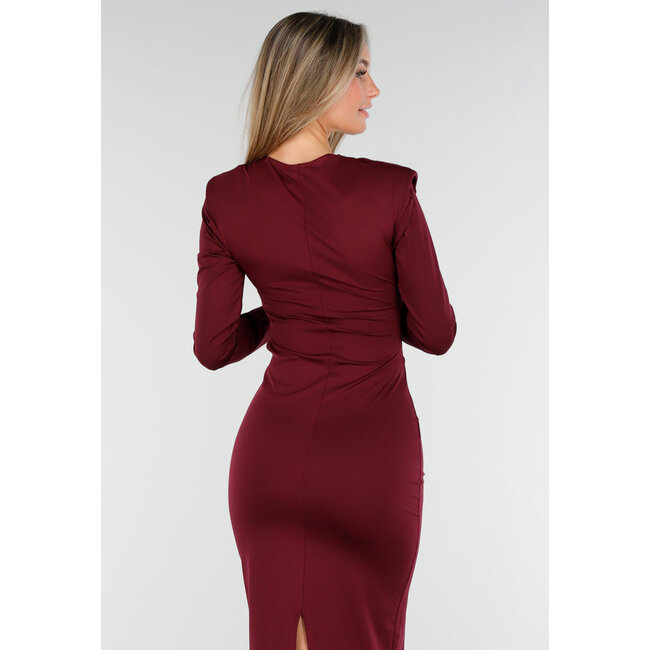 Rotes Midi-Kleid mit langen Ärmeln und goldfarbenen Ringdetails