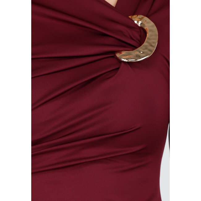 Rotes Midi-Kleid mit langen Ärmeln und goldfarbenen Ringdetails