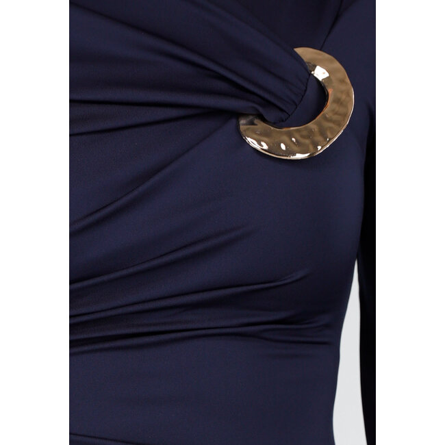 Marineblaues Midikleid mit langen Ärmeln und goldfarbenem Ringdetail