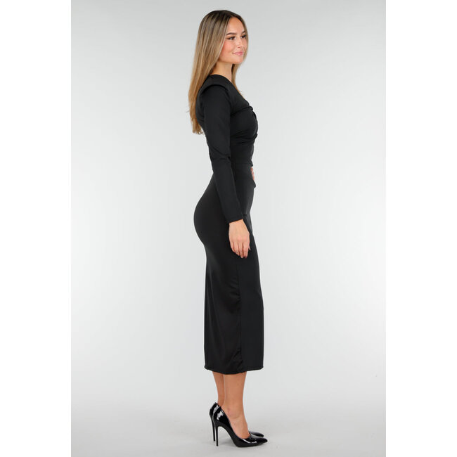 Schwarzes Midikleid mit langen Ärmeln und goldfarbenen Ringdetails