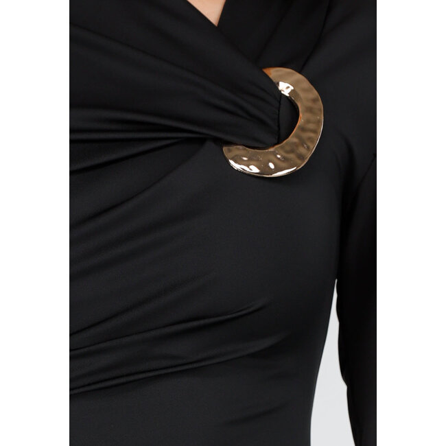Schwarzes Midikleid mit langen Ärmeln und goldfarbenen Ringdetails