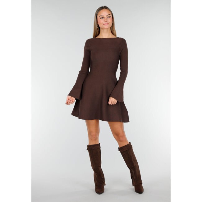 Braunes Strickkleid mit langen, ausgestellten Ärmeln und A-Linien-Schnitt