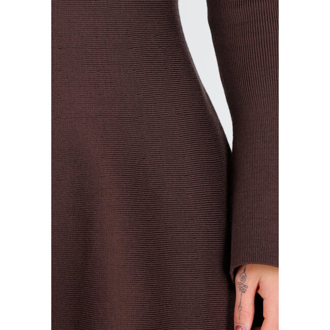 Braunes Strickkleid mit langen, ausgestellten Ärmeln und A-Linien-Schnitt